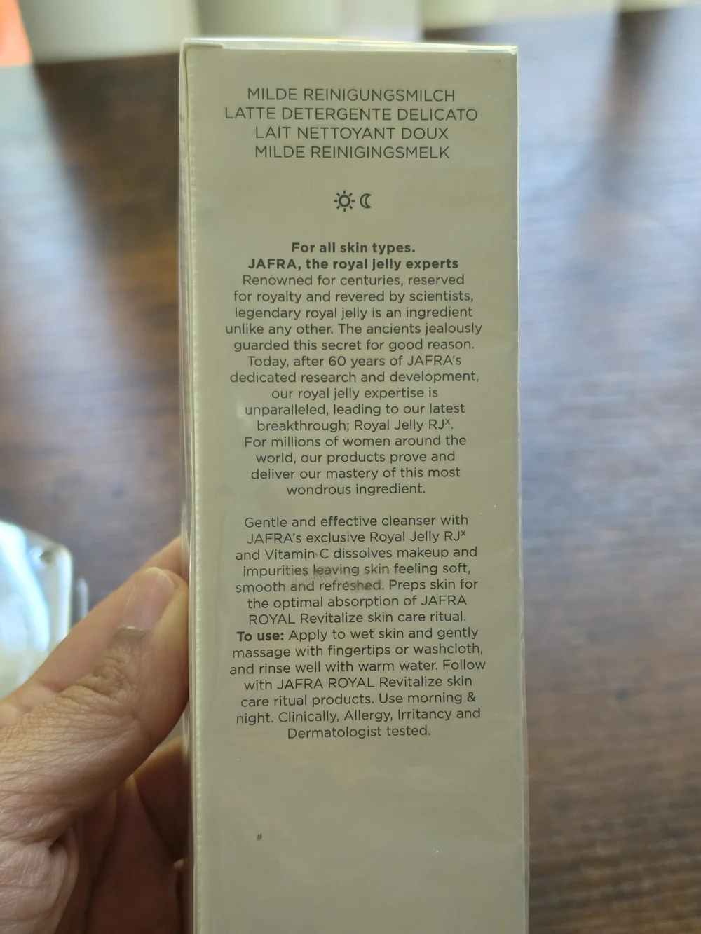 JAFRA ROYAL Revitalize Gentle Cleansing Milk – 4.2 fl oz - Picture 4 of 6